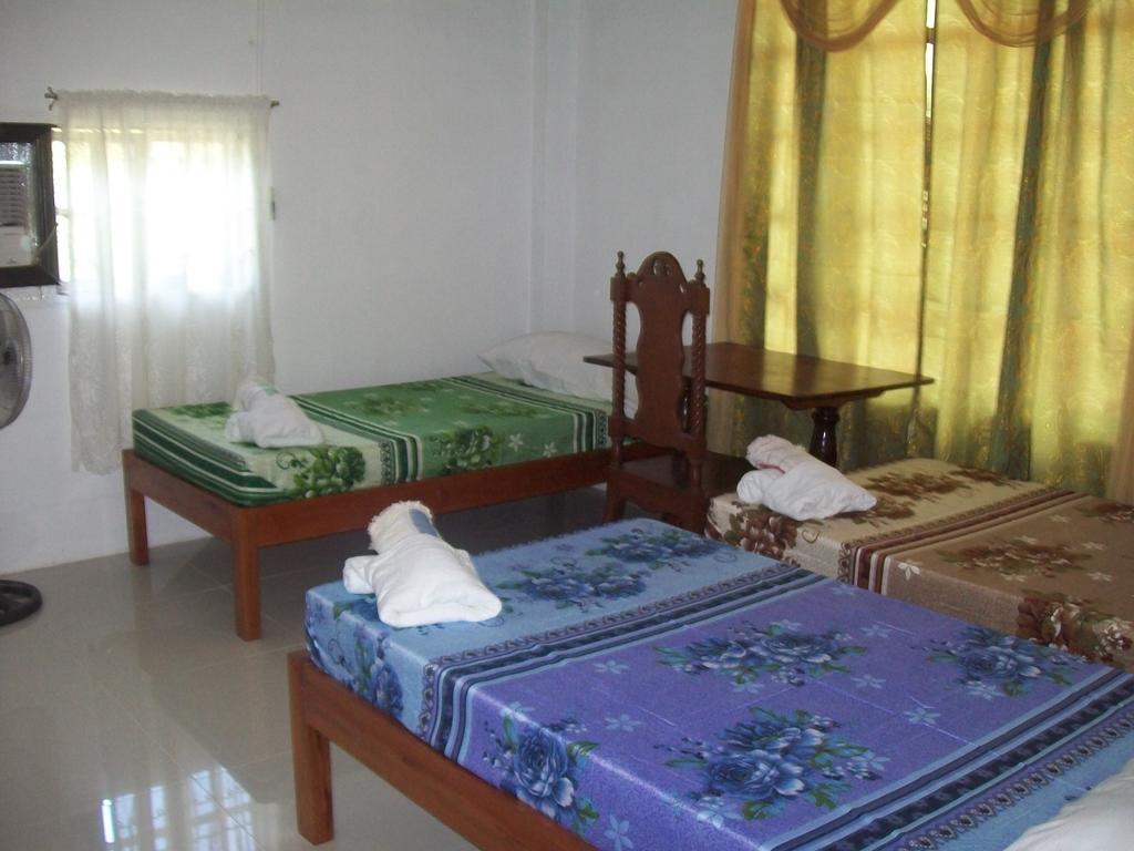Charm Guest House Puerto Princesa Habitación foto